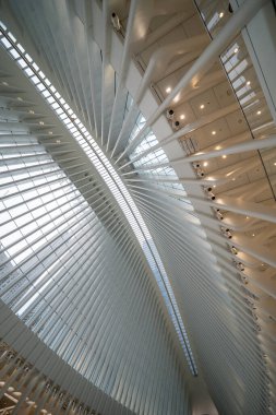 New York Şehri - 14 Haziran 2025: Oculus NYC 'de Santiago Calatrava' nın tasarımını simetrik beyaz kirişlerle sergiliyor..