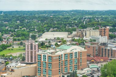 Niagara Şelalesi, Kanada - 6 Ağustos 2024: Bulutlu bir sabahta Niagara Şelalesi gökyüzü.