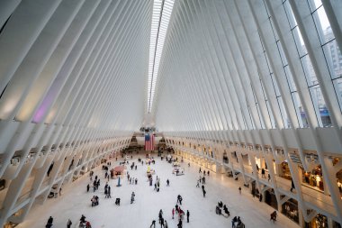 New York Şehri - 14 Haziran 2025: Dünya Ticaret Merkezi 'ndeki Oculus' un iç kesiminde yükselen beyaz kaburgalar ve doğal ışık bulunmaktadır..