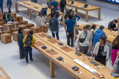 New York - 14 Haziran 2025: 5. Cadde 'deki Apple Store' da ikonik cam küp girişi ve geniş teknoloji galerisi.