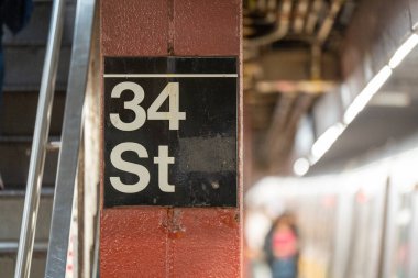 New York 'taki 34. Cadde metro istasyonunun iç manzarası..