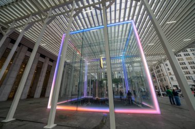 New York City - 14 Haziran 2025: Gündüz saatlerinde New York 'taki yenilenmiş Apple Store Fifth Avenue' nun modern iç mimarisi.