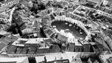 Lucca, Toskana 'daki Anfiteatro Meydanı' nın havadan görünüşü - İtalya.