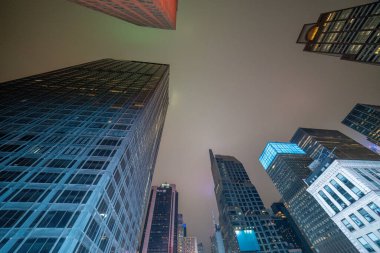 Midtown Manhattan 'ın gökdelenleri gece Broadway bölgesinde şehir ışıkları olan bir çatıdan görüldü..