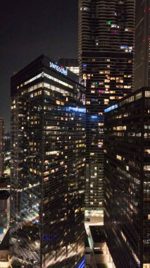 Chicago gökdelenleri nehri yansıtan nefes kesici gece havası..