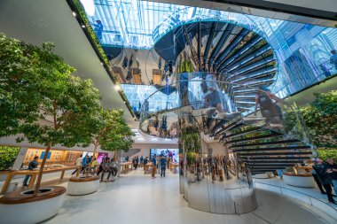 New York City - 14 Haziran 2025: ikonik Apple Store 5. Cadde yeraltı galerisi doğal ışıklandırmalı.