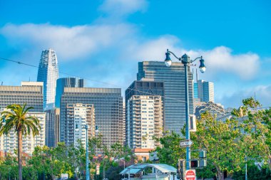 San Francisco, CA - 6 Ağustos 2017: Güneşli bir günde şehrin sokakları ve binaları.