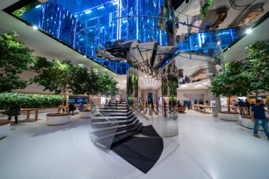 New York City, New York - 14 Haziran 2025: Apple Store 5. Cadde iç mekanı gece aydınlandı teknoloji gösterimleri ve temiz mimari.