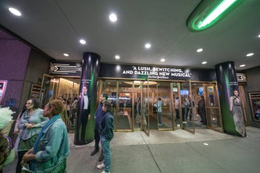New York City, New York - 14 Haziran 2025: Gece Broadway tiyatrosu girişi ışıldayan tabela ışıkları ve klasik mimari detaylarla aydınlatıldı.