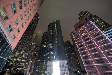 Midtown Manhattan 'ın gökdelenleri gece Broadway bölgesinde şehir ışıkları olan bir çatıdan görüldü..