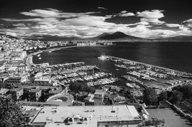 Posillipo 'dan gelen Napoli deniz manzarası çarpıcı kıyı manzarası ve şehir manzarası..