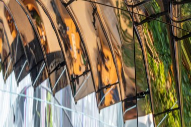 Parlak mimari çizgileri ve zarif ışıklandırması olan modern aynalı merdivenlerde yansımalar.