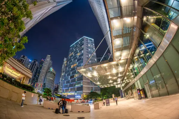 Kuala Lumpur, Malezya - 27 Aralık 2019: KLCC Park 'tan Petronas Kuleleri' nin aydınlık gökyüzü manzarası.