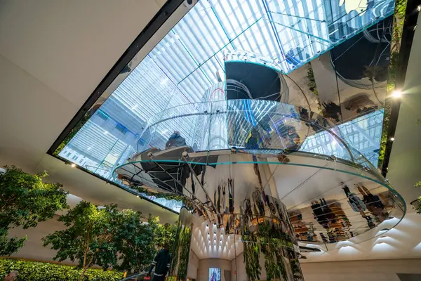 New York City - 14 Haziran 2025: ikonik Apple Store 5. Cadde yeraltı galerisi doğal ışıklandırmalı.