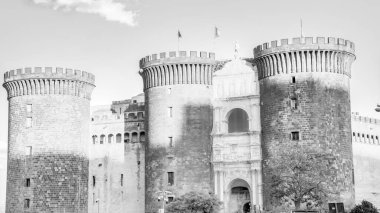 Napoli 'deki Majestic Maschio Angioino kalesi, ortaçağ mimarisinin tarihi bir simgesi..