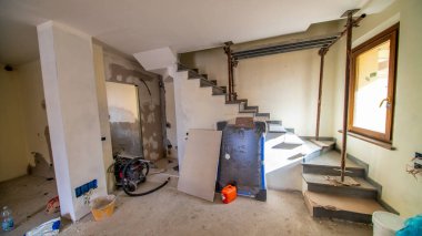 İnşaat İşçileri ve Aletler Yeni Ev Yenileme ve Yenileme Alanında.