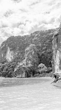Tayland 'da kristal berrak suları ve el değmemiş doğasıyla el değmemiş Ko Lao Bile Sahili..