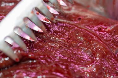 Geleneksel bir Macelleria 'nın soğutuculu vitrininde düzgünce sıralanmış çeşitli et parçaları..