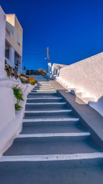 Oia, Santorini 'de muhteşem mimari, ikonik beyaz binalar ve dar sokaklar.