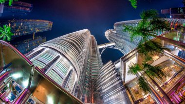 Kuala Lumpur, Malezya - 27 Aralık 2019: Majestic Petronas Kuleleri, Kuala Lumpur 'da çarpıcı sokak manzarası.