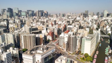 Tokyo 'nun gökdelenleri ve yollarıyla çarpıcı hava manzarası.