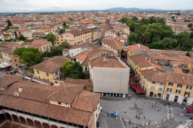 Pisas 'ın kuşbakışı manzarası Piazza dei Miracoli ve ortaçağ çatıları dahil. 