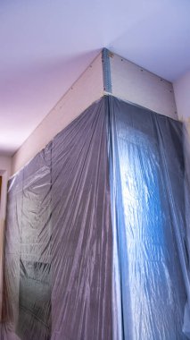 Profesyonel Alçıpan Mükemmel Tamamlanmış Duvarlar İçin Modern Bir Evde Çalışmayı Bitir.