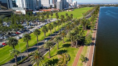 Perth Skyline, Batı Avustralya. Şehrin güzel hava manzarası nehir boyunca yükseliyor..
