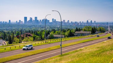 Calgary şehir merkezinin tepesinden ufuk çizgisi.