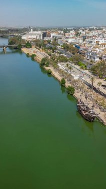 İspanya, Sevilla 'nın çarpıcı hava manzarası, Katedral ve tarihi şehir manzarasını gözler önüne seriyor..