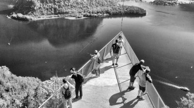 Hallstatt, Avusturya - 2 Eylül 2021: Turistler şehrin ve dağ platformundan göl manzarasının keyfini çıkarıyorlar.