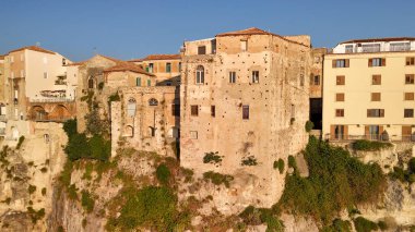 Calabrian kıyısı ve turkuaz deniz boyunca Tropea kasabasının insansız hava aracı görüntüsü..