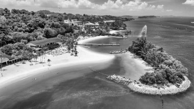 Sentosa Sahili, Singapur. Güneşli bir günde sahil ve kıyı manzarası.
