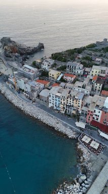 Gün batımında Portovenere şehrinin panoramik hava manzarası.