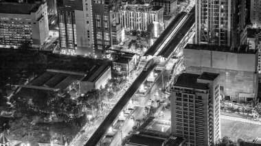 Bangkok, Tayland - 16 Aralık 2019: Işıklı gökdelenler ve işlek caddelerle Bangkok 'un göz kamaştırıcı hava manzarası.