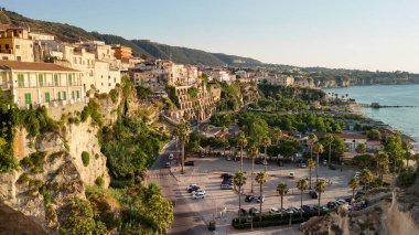 Calabrian kıyısı ve turkuaz deniz boyunca Tropea kasabasının insansız hava aracı görüntüsü..