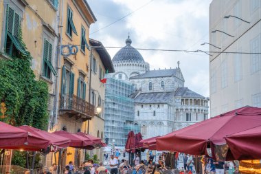 Pisa, İtalya - Temmuz 2025: Güneşli bir günde eğik kulenin yanındaki restoran.