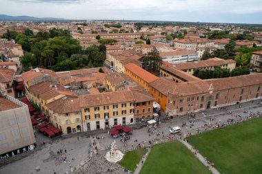 Piazza dei Miracoli ve ortaçağ çatıları da dahil olmak üzere Pisa 'nın kuşbakışı manzarası. 
