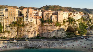 Calabrian kıyısı ve turkuaz deniz boyunca Tropea kasabasının insansız hava aracı görüntüsü..