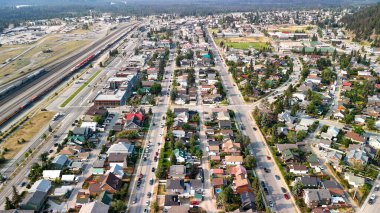 Güneşli bir yaz gününde Jasper Town 'ın hava manzarası. Sokaklar ve evler, Alberta - Kanada.