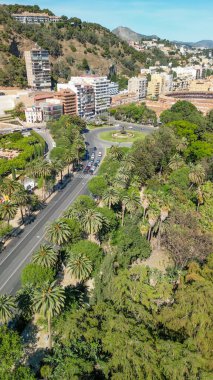 Malaga 'nın tarihi merkezi ve Akdeniz kıyılarını gösteren panoramik hava görüntüsü.