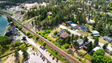 Göl kenarındaki Invermere kasabasının hava manzarası, British Columbia - Kanada.