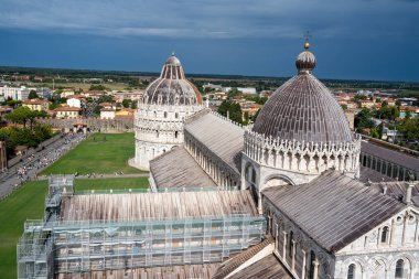 Piazza dei Miracoli ve ortaçağ çatıları da dahil olmak üzere Pisa 'nın simgelerinin kuş bakışı görüntüsü. 