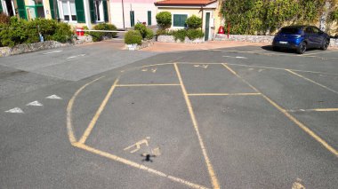 Kuzey İtalya 'da deniz ve dağlar arasına yerleşmiş Fezzano' nun panoramik hava manzarası.