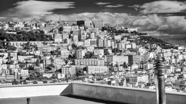 Posillipo 'dan gelen Napoli deniz manzarası çarpıcı kıyı manzarası ve şehir manzarası..