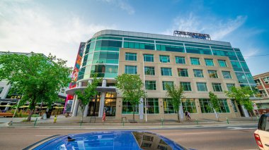 Calgary, Alberta - 22 Temmuz 2024: Calgary şehir merkezinin sokakları ve binaları gün batımında.