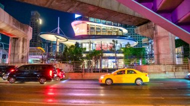 Bangkok, Tayland - 16 Aralık 2019: Canlı ışıklar ve şehir gece hayatı sergilenen Bangkok şehir manzarası.