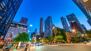 Chicago, IL - 26 Temmuz 2024 Şikago şehir merkezi geceleri Muhteşem Mil boyunca gökdelenler.