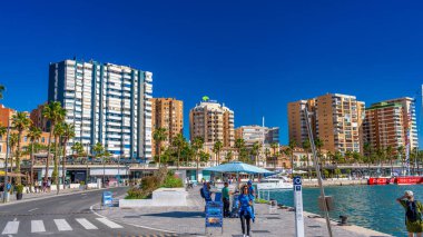Malaga, İspanya - 14 Nisan 2023: Turistler Paseo del Parque boyunca yürüyor.