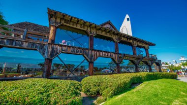 San Diego - 30 Temmuz 2017: Liman Köyü ve Embarcadero Parkı boyunca turistler, sokaklar ve binalar.